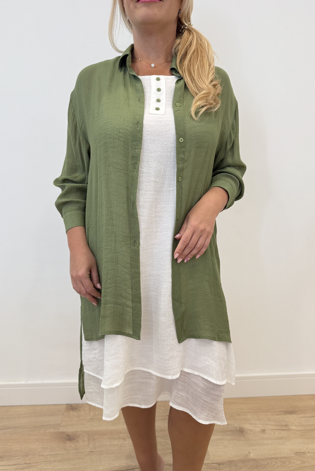 AE0077 - AL 16028 Vestido blanco con chaqueta khaki 