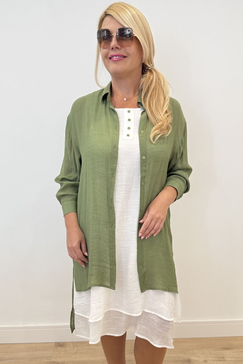 AE0077 - AL 16028 Vestido blanco con chaqueta khaki 