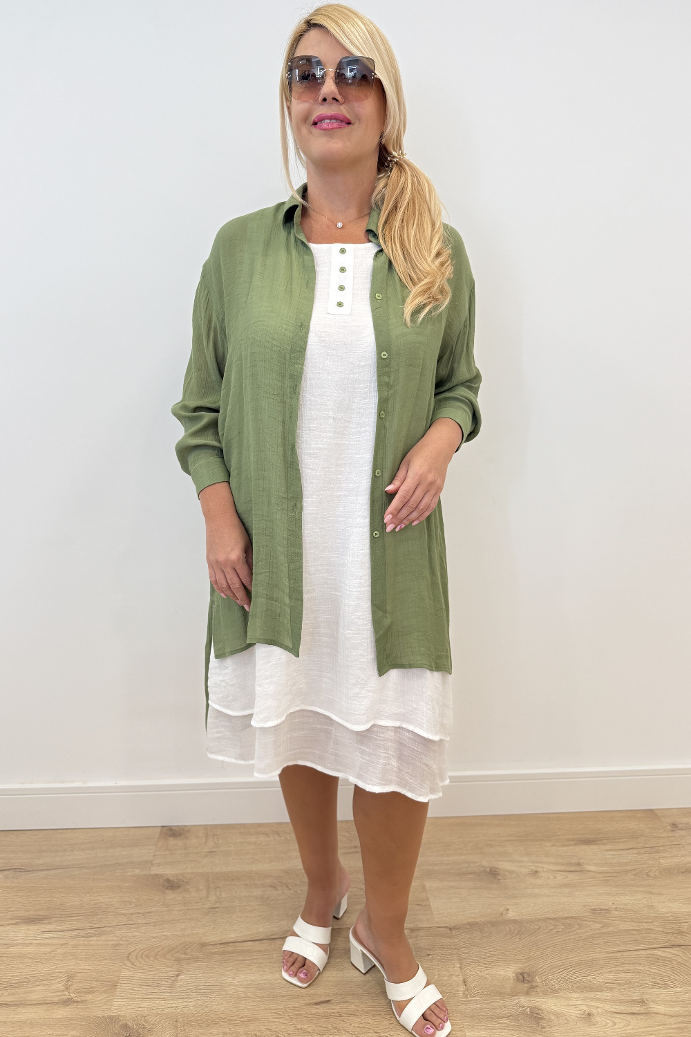 AE0077 - AL 16028 Vestido blanco con chaqueta khaki 