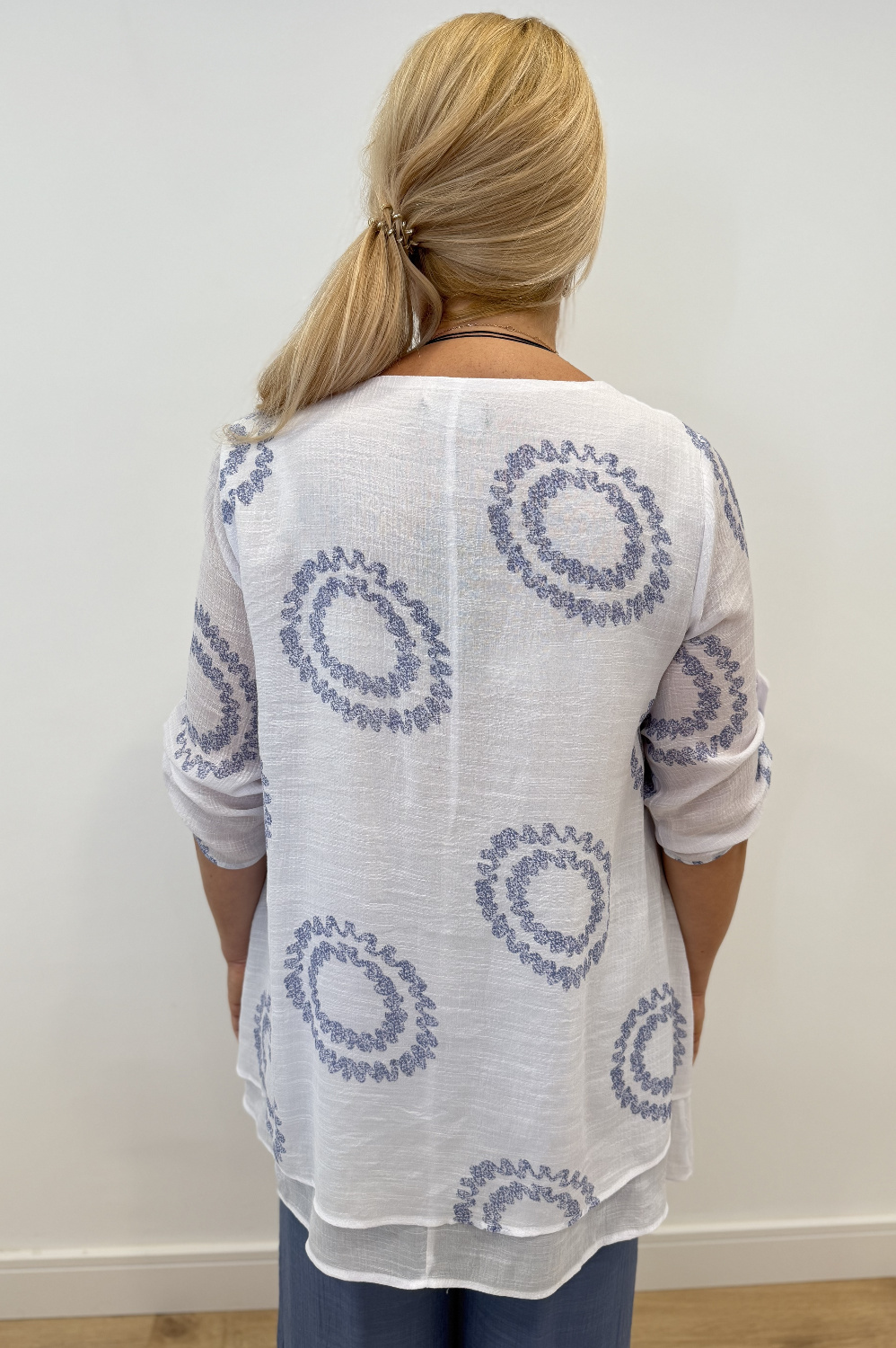 BC0302 - AL 16044 Camiseta blanca circulos azul 