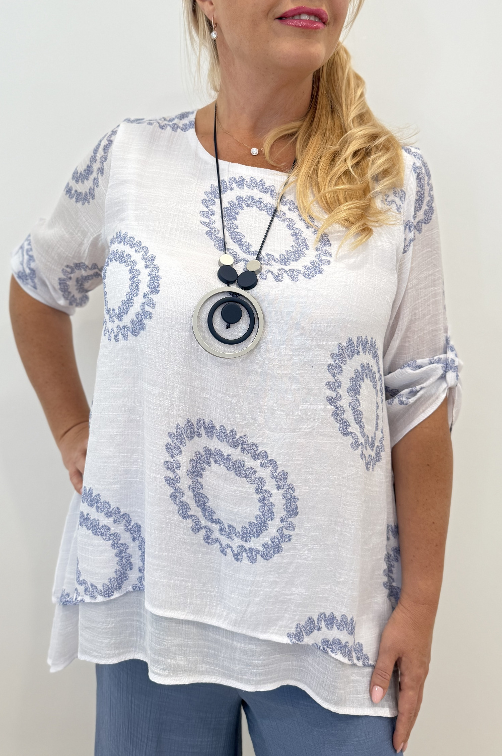 BC0302 - AL 16044 Camiseta blanca circulos azul 