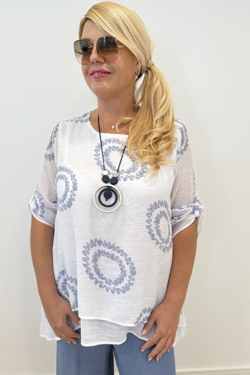 BC0302 - AL 16044 Camiseta blanca circulos azul 